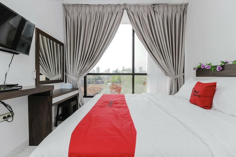 Hotel Reddoorz Plus @ Mampang Prapatan
