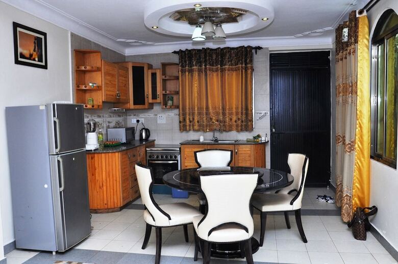 Evelyn Apartments