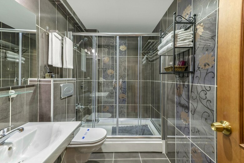 Hotel Royan Suites