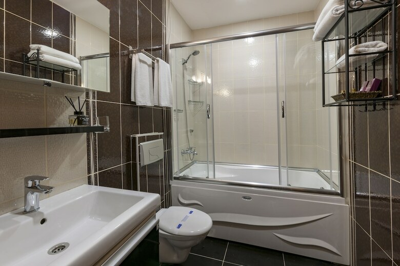 Hotel Royan Suites