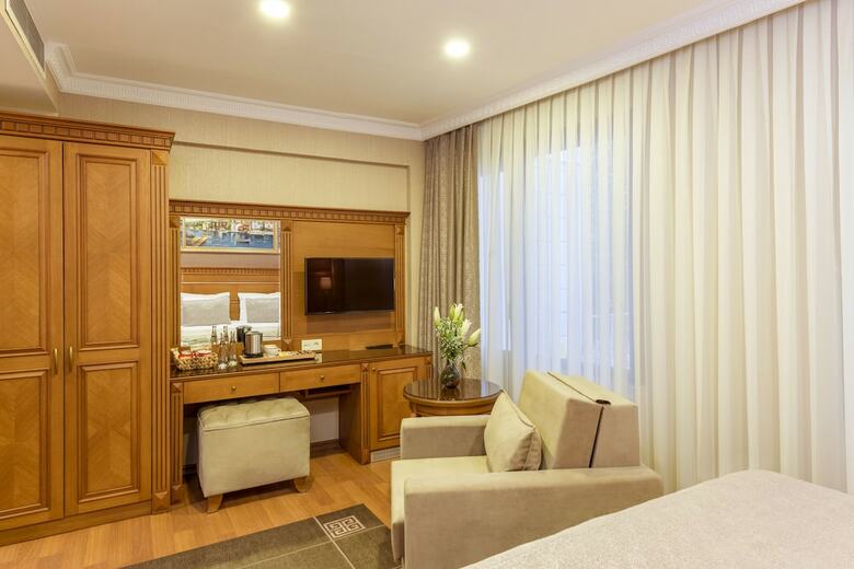 Hotel Royan Suites