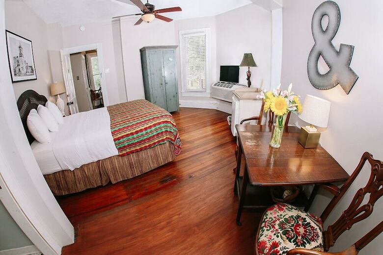 Bed & Breakfast Inn On The Riverwalk