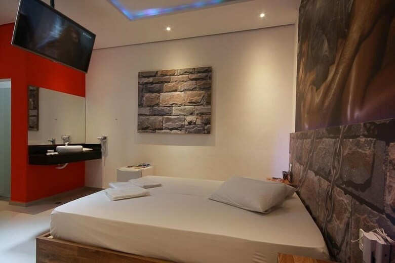 Liverpool Hotel & Motel