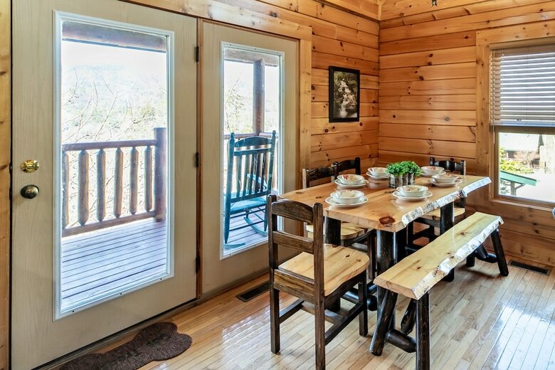Charming Cabin Hot Tub And Pool Access
