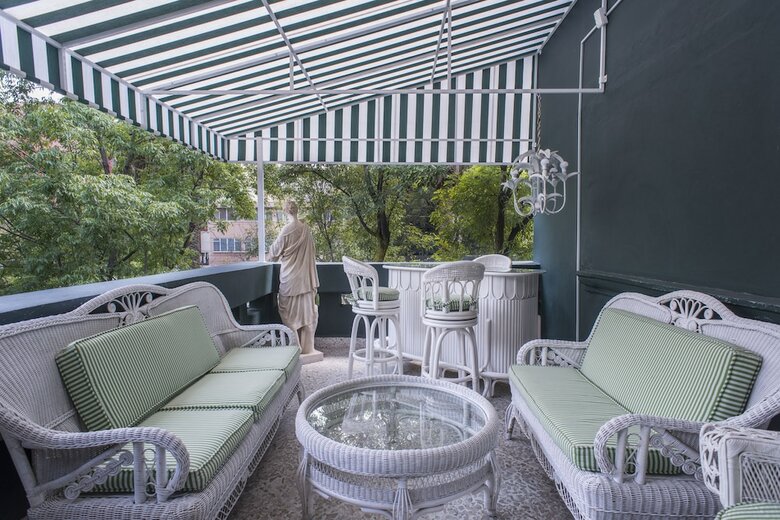 Bed & Breakfast Pug Seal Anatole France