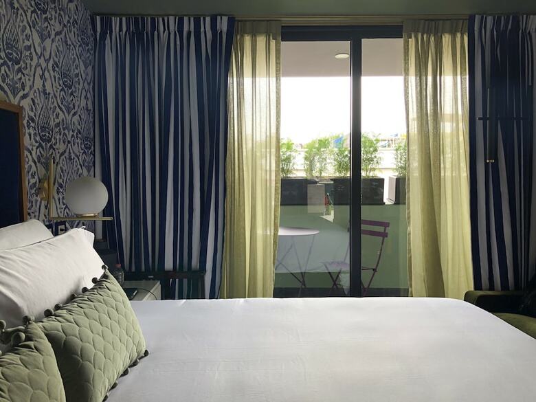 Bed & Breakfast Pug Seal Anatole France