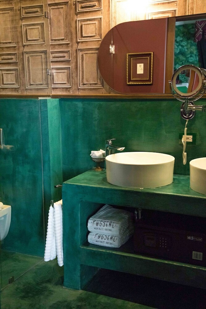 Bed & Breakfast Pug Seal Anatole France