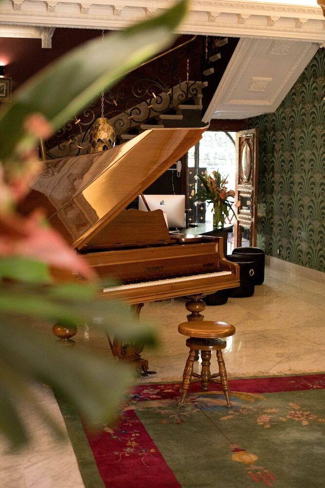 Bed & Breakfast Pug Seal Anatole France