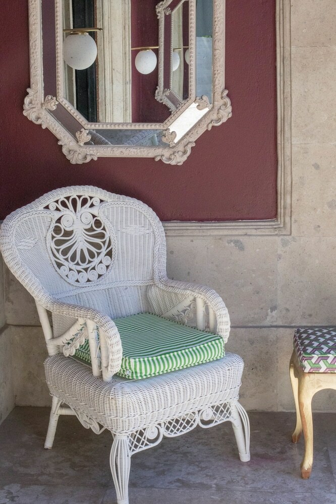 Bed & Breakfast Pug Seal Anatole France