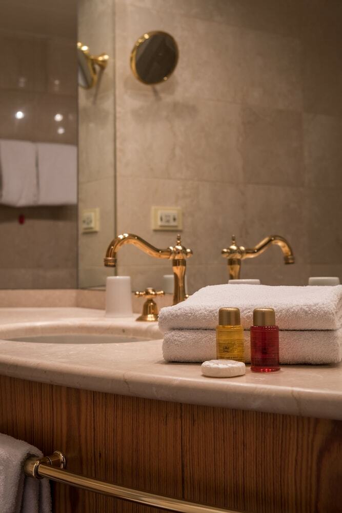 Onriver Hotels  - Ms Cezanne