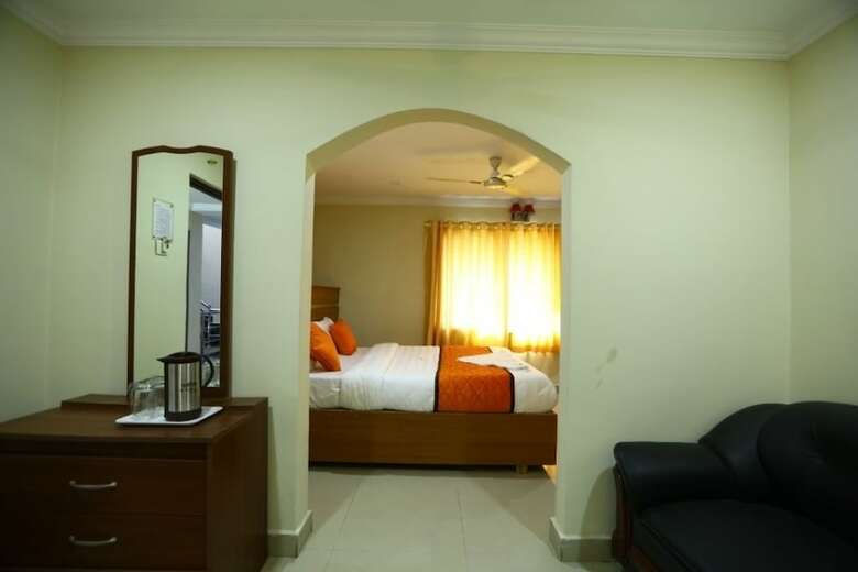 Hotel The Sholling Residency