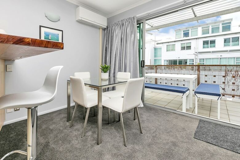 Deluxe Waterfront & City Apartment