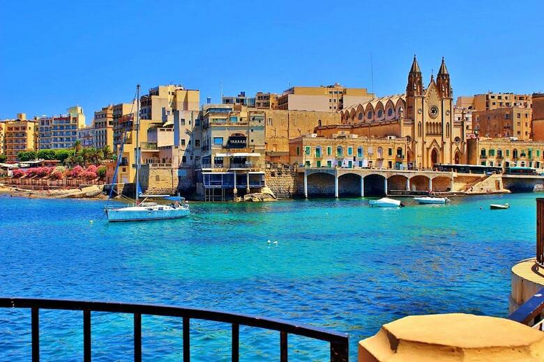 Seafront Luxury Apartment With Pool