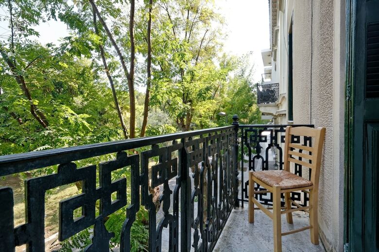 Apartamentos The Athens History