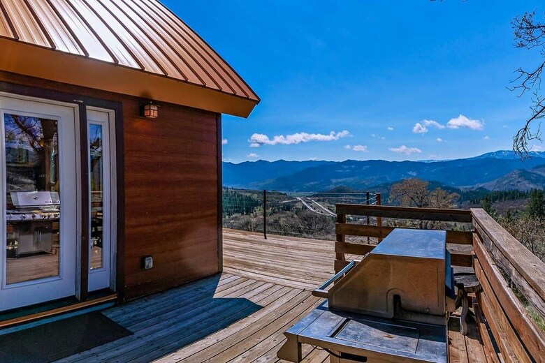 Sunset Chalet - 2600 Sq.ft. Multi-seasonal Retreat