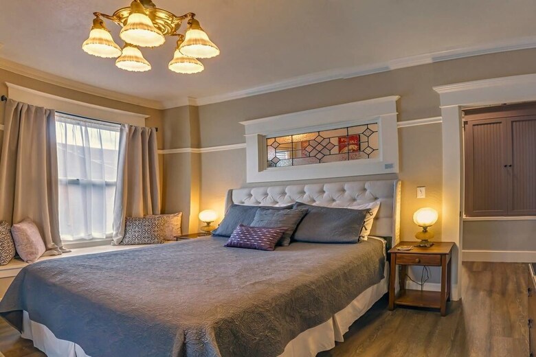 Redtail Suites ~ Entire Home ~ Sleeps 12 ~ Tesla Station