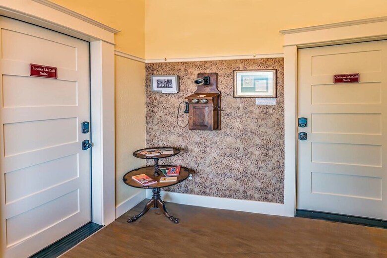 Redtail Suites ~ Entire Home ~ Sleeps 12 ~ Tesla Station