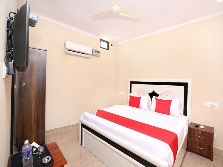 Oyo 16875 Hotel Skyz