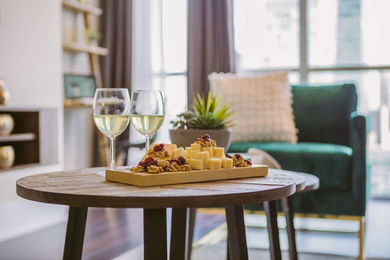 Quickstay - Stylish 2-bedroom Downtown Condo