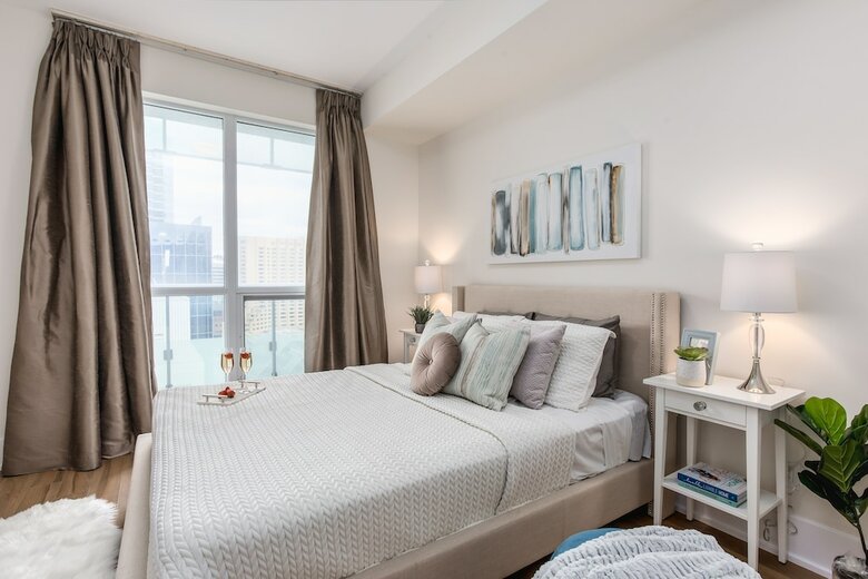 Quickstay - Stylish 2-bedroom Downtown Condo