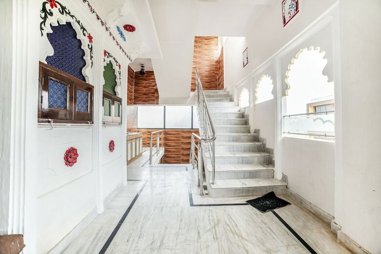 Fabhotel White House