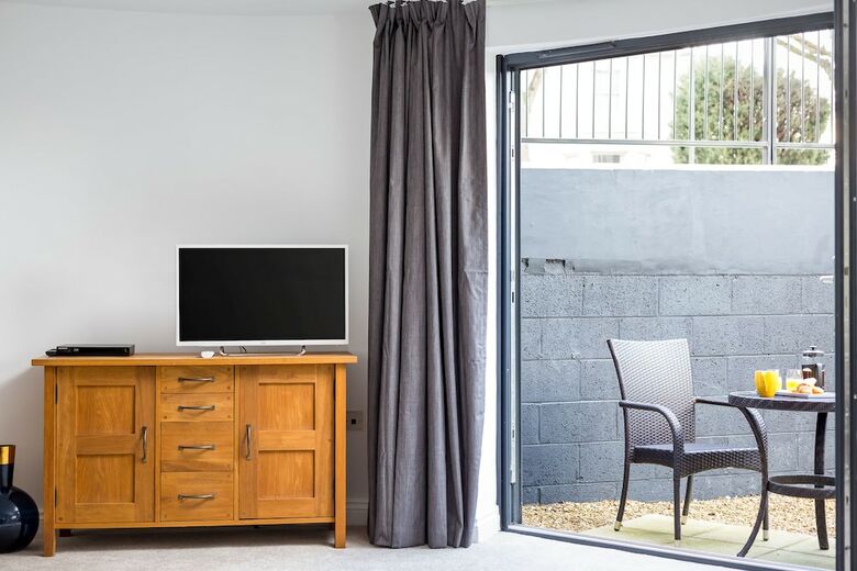 Elliot Oliver - Executive 2 Bedroom Garden Apartment