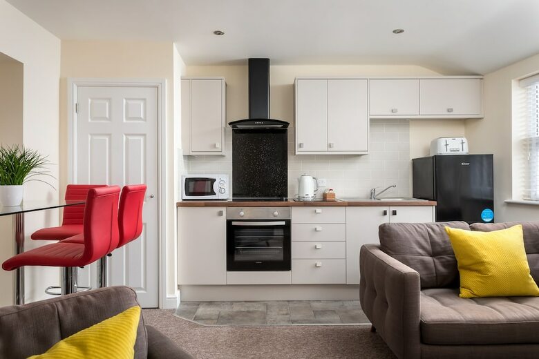 Elliot Oliver - 2 Bedroom Town Centre Apartment