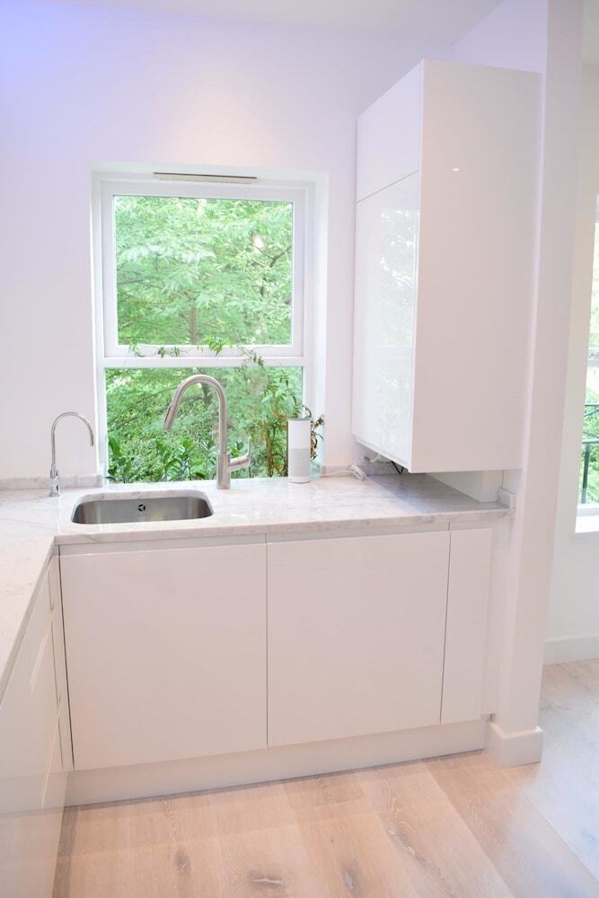 Stylish 2 Bedroom Apartment In Queen's Park