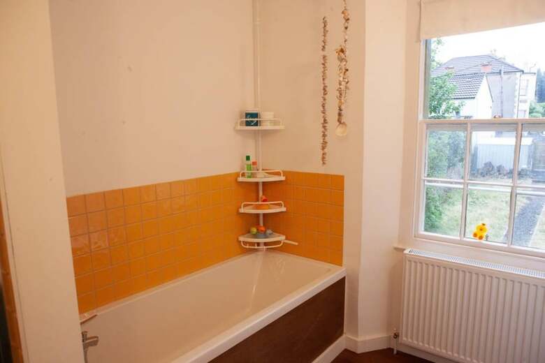 Spacious 3 Bedroom Georgian House In Bristol