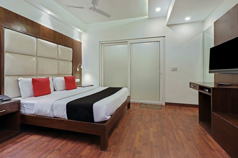 Capital O 2242 Hotel Yuvraj Deluxe