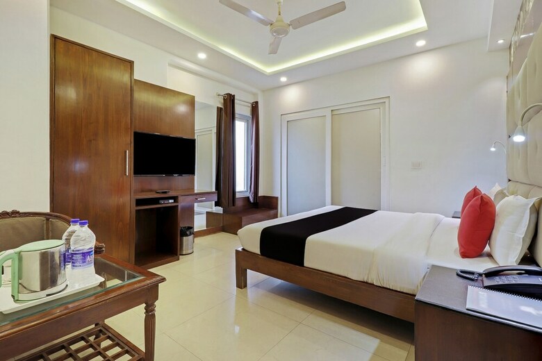 Capital O 2242 Hotel Yuvraj Deluxe