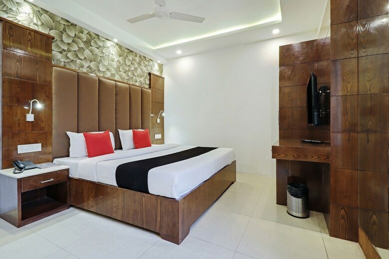 Capital O 2242 Hotel Yuvraj Deluxe