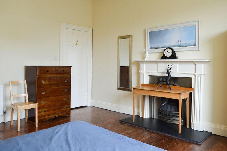 2 Bedroom Apartment In Edinburgh New Town