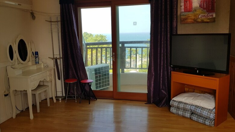 Queens Bay Pension