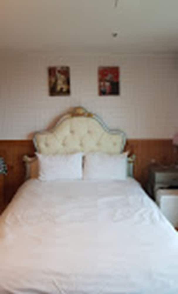 Queens Bay Pension