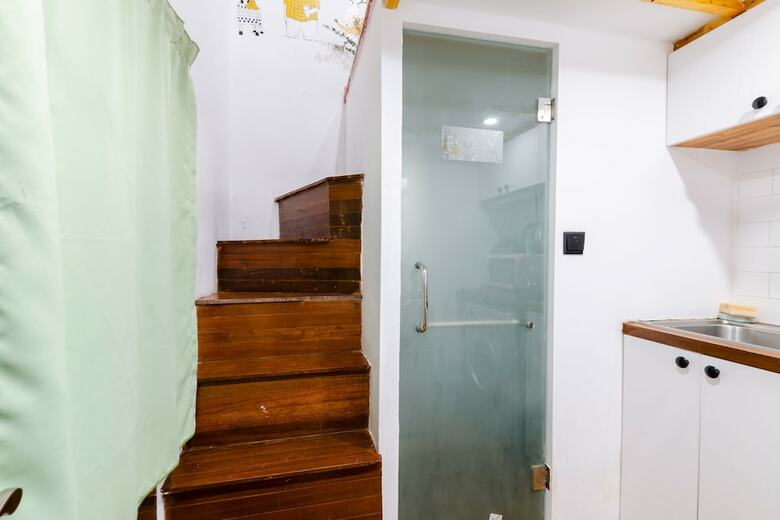 Hard Candy Apartment No.8