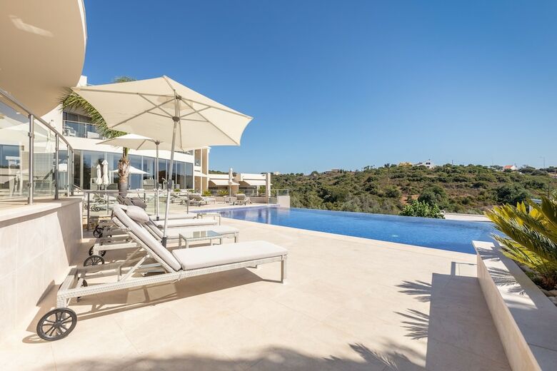 Hotel Caneiros Luxury House & Suites