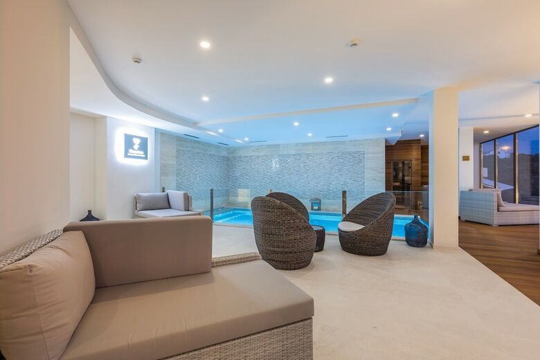 Hotel Caneiros Luxury House & Suites