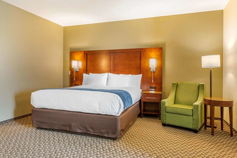 Hotel Comfort Suites Burlington Near I-5
