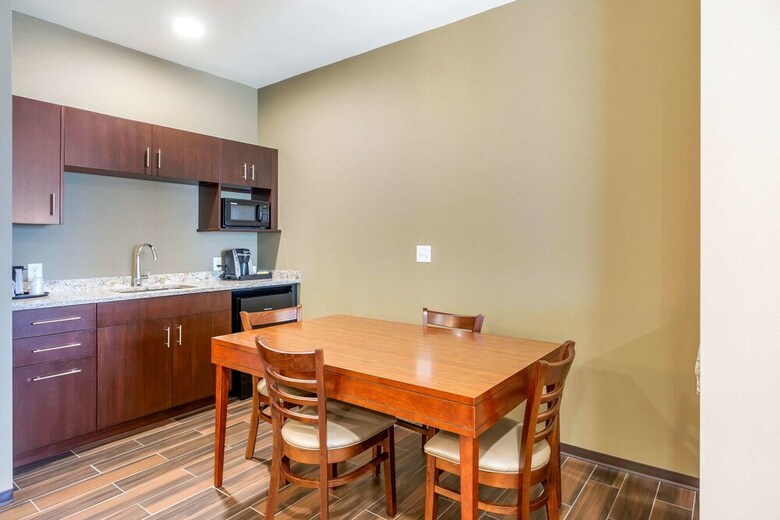 Hotel Comfort Suites Burlington Near I-5