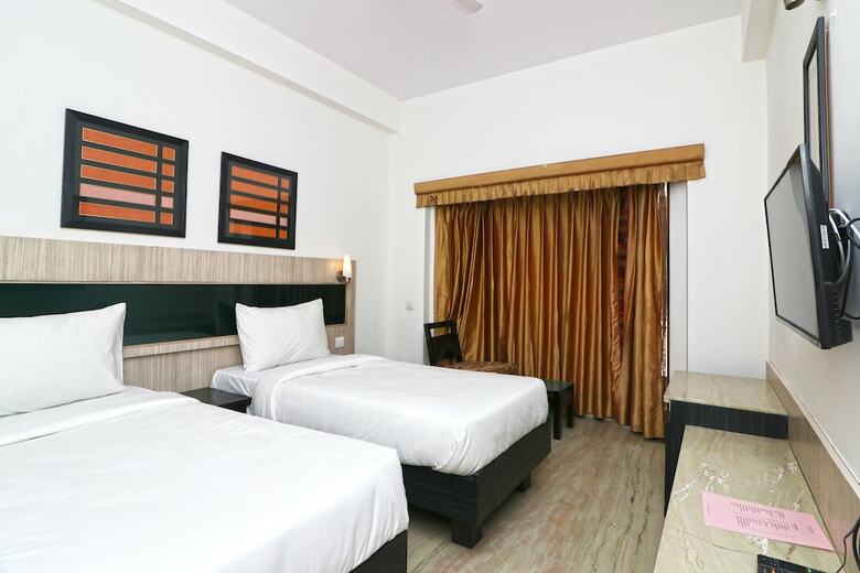 Hotel Oyo 24039 Silverkey Padmasri Gachibowli