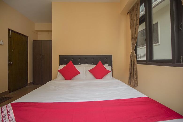 Oyo 18455 Hotel Golden Shangrila