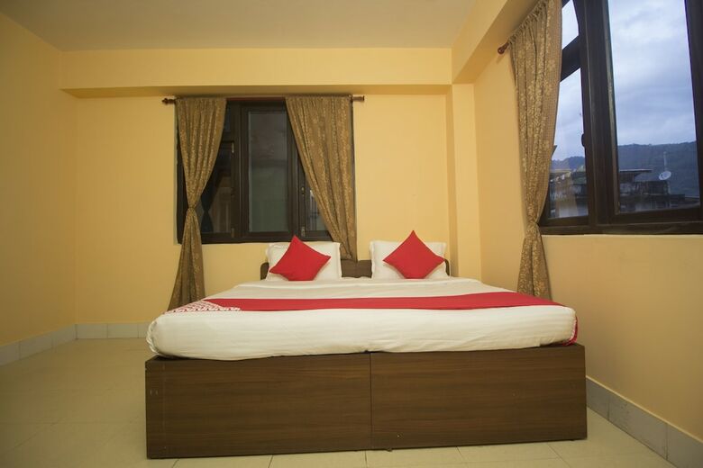 Oyo 18455 Hotel Golden Shangrila