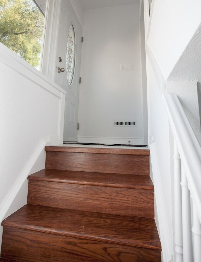Cozy 3 Bedroom, 2 Bathroom Basement Suite In Toronto