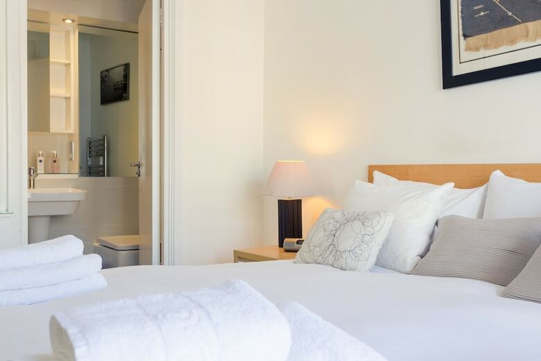 2 Bedroom House In Maida Vale With Balcony