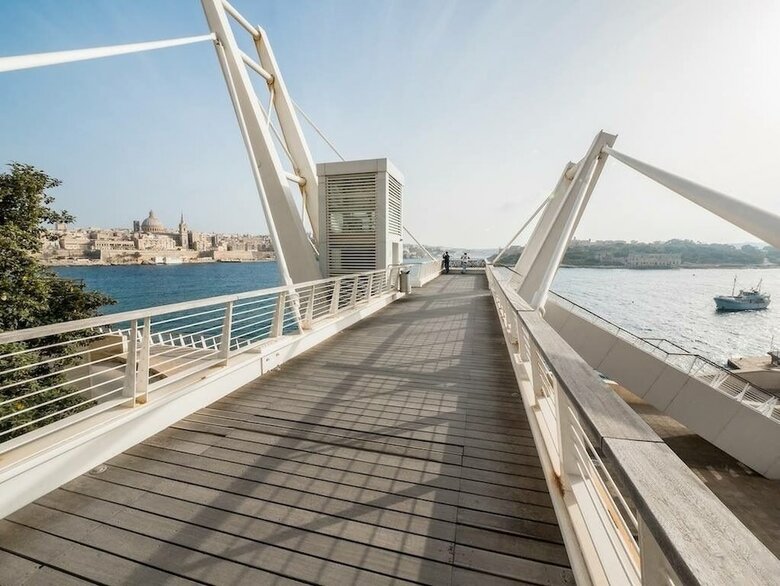 Seaview 3br Apart Inc Pool, Fort Cambridge Sliema