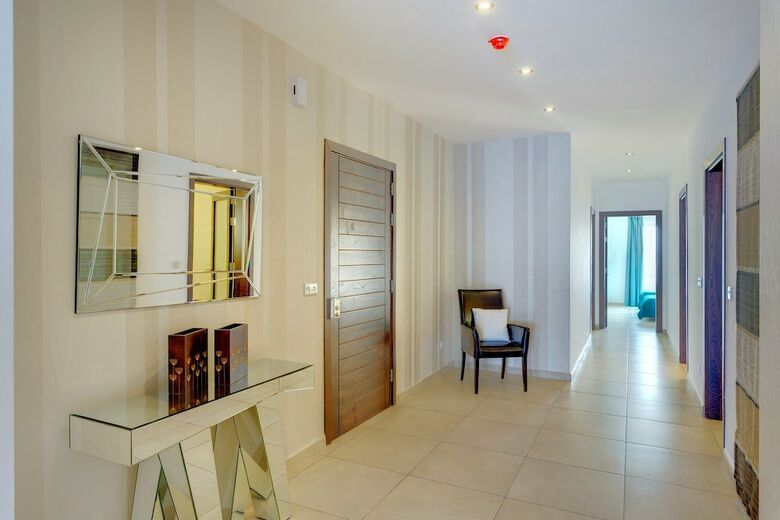 Seaview 3br Apart Inc Pool, Fort Cambridge Sliema