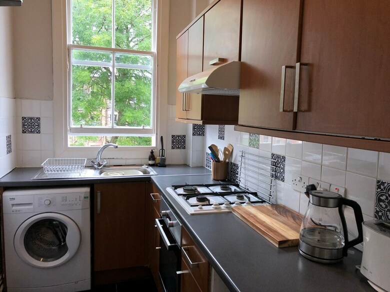 Traditional 3 Bedroom Tenement In Marchmont