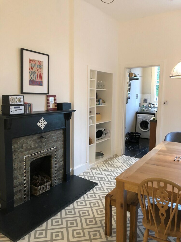 Traditional 3 Bedroom Tenement In Marchmont
