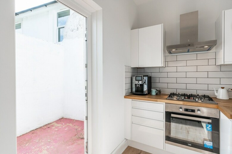 2 Bedroom Central Brighton Apartment